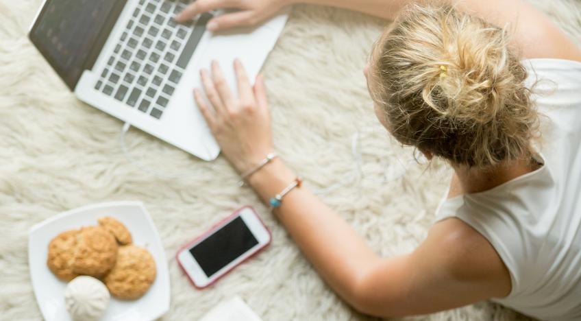 online próbavizsga online próbavizsga lány otthon laptopon