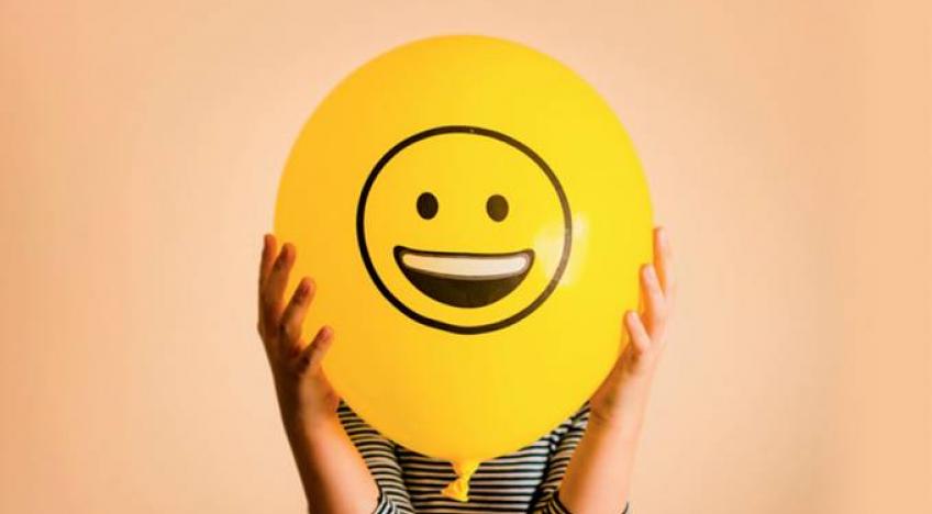 BBC hallásértés emoji lufi lány hallásértés BBC segítség