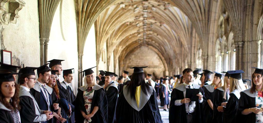 Diploma ünnepségen gyülekező hallgatók egyetem továbbtanulás felsőoktatás külföld Anglia