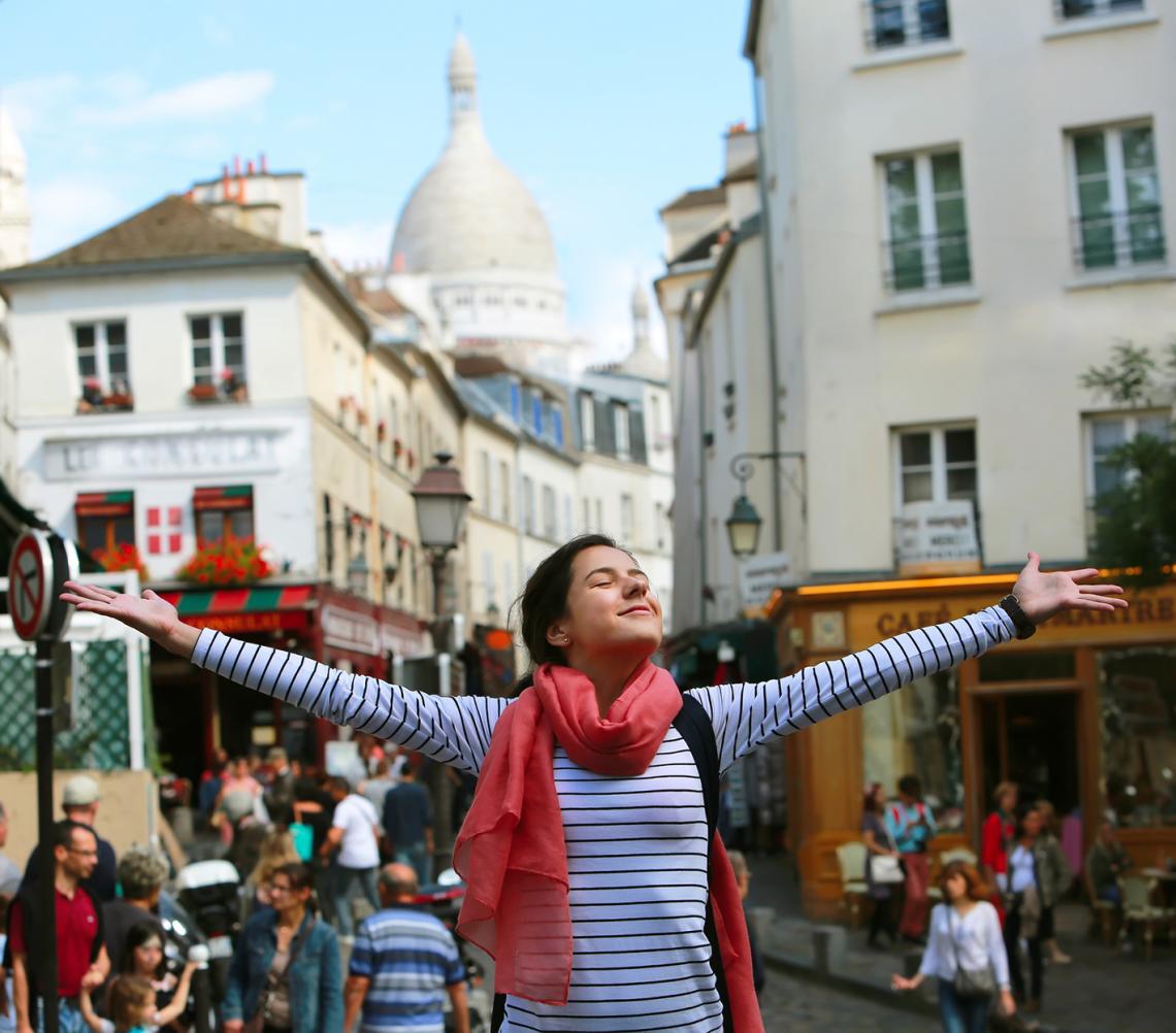 Külföldön tanuló boldog diáklány