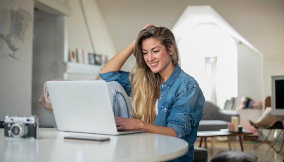 fiatal lány laptop