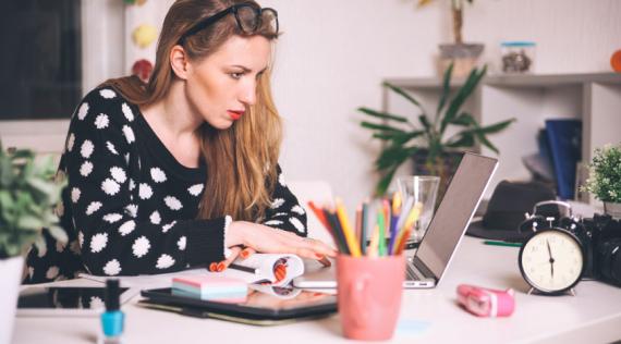 blogger lány laptop előtt