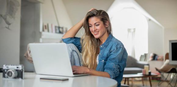 fiatal lány laptop